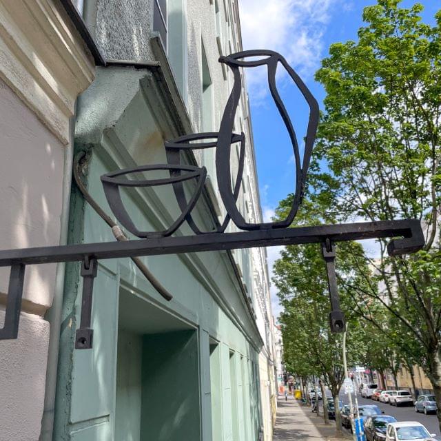 Detale ręcznie robionego szyldu