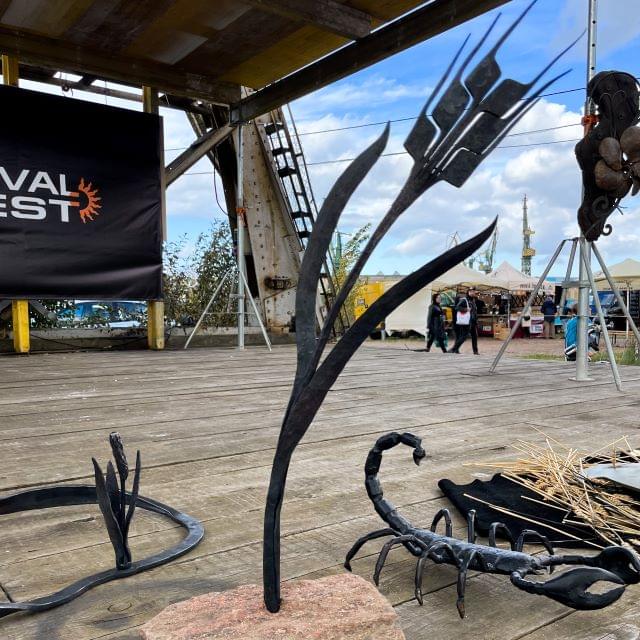 Metalowy kwiat na wystawie