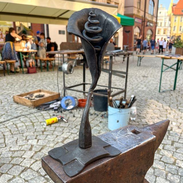 Piękny ręcznie robiony metalowy kwiat