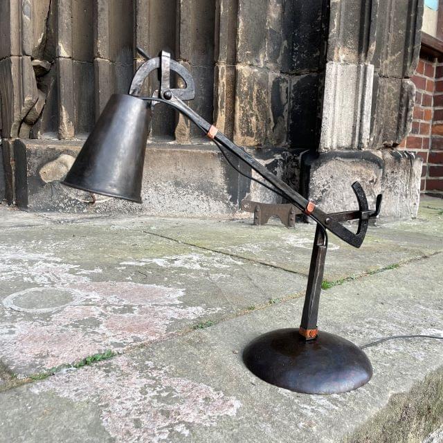 Piękna ręcznie robiona metalowa lampa